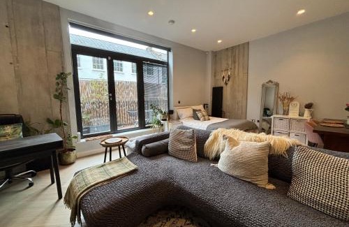 Hackney Apartment | Stylish Studio in Hackney with Private Terrace