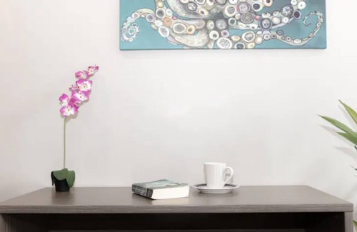 Old Town House | Stylish Studio in ❤️ of Restaurant Row w/Cable/HBO