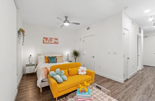 Pico Apartment | Stylish studio in SM w FREE parking and pool