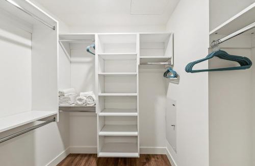Pico Apartment | Stylish studio in SM w FREE parking and pool