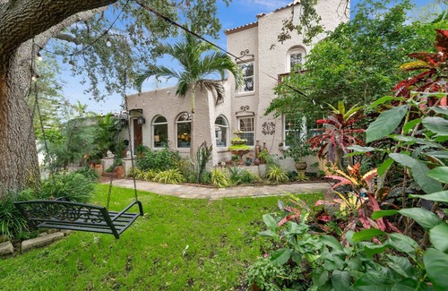 United Central Apartment | Stylish Studio "SUNRISE" Retreat with WiFi, AC.Prime St. Petersburg Location.
