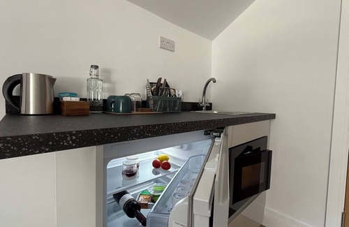 Chard Apartment | Stylish Studio with Kitchenette - Double En-suite