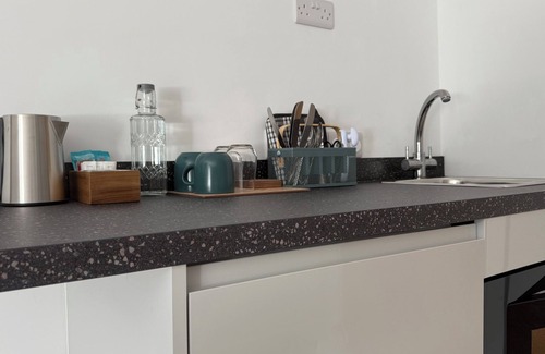Chard Apartment | Stylish Studio with Kitchenette - Double En-suite