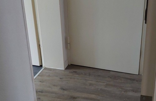 Neumuhlen-Dietrichsdorf Apartment | Stylish Studio with WiFi Near Kiel Port with Sea Views & Park Nearby.