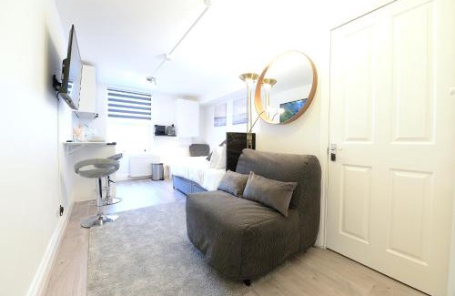 Shepherd's Bush Apartment | Stylish Studios by Luxestays Shepherds Bush