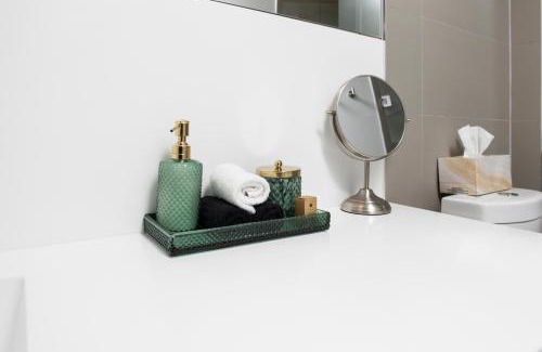 Toronto Entertainment District Apartment | Stylish Suite at 300 Front Street W