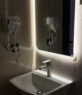 Dammam Apartment | Stylish Suite, Walk to Café & SuperMarket
