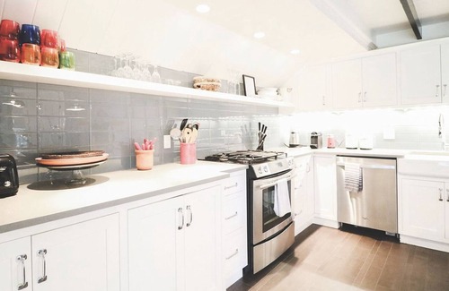 Village of Southampton Cottage | Stylish Sunny Artist's House close to the Beach