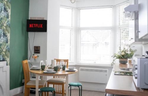 Swindon Apartment | Stylish Swindon Town Centre Apartment, FREE parking, sleeps up to 3