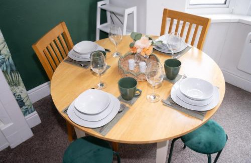 Swindon Apartment | Stylish Swindon Town Centre Apartment, FREE parking, sleeps up to 3