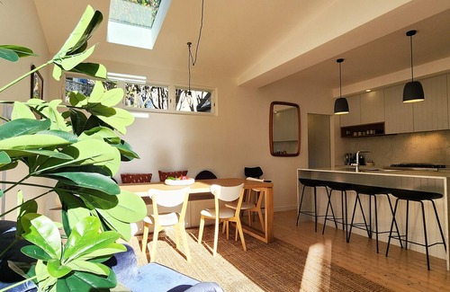 Paddington House | Stylish Terrace Living in Paddington's Heart - Air Con + Parking