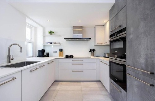 Belsize Apartment | Stylish Three-Bedroom Apartment in the Heart of Belsize Park