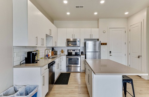 Downtown Salt Lake City Apartment | Stylish Top floor apt/Gym/Hottub/Garage/Pool