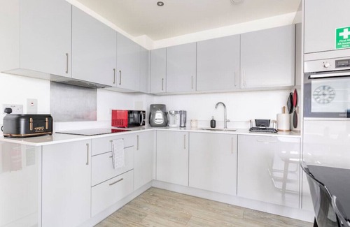 South Harrow Apartment | Stylish Top-Floor Flat
