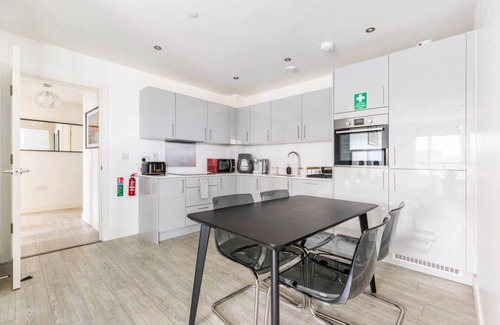 South Harrow Apartment | Stylish Top-Floor Flat