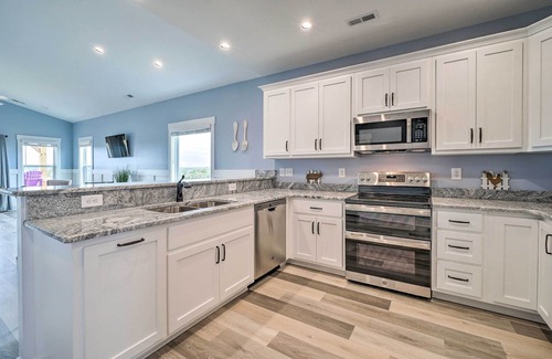 Surf City Apartment | Stylish Townhome w/Balconies & Tesla Charger!
