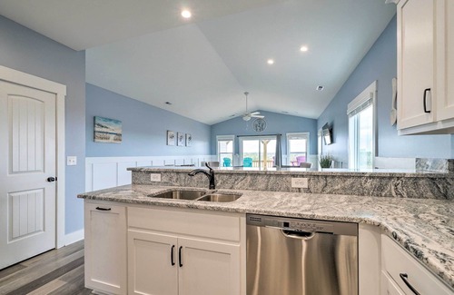 Surf City Apartment | Stylish Townhome w/Balconies & Tesla Charger!