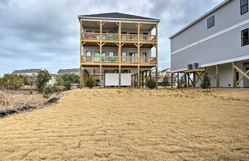 Surf City Apartment | Stylish Townhome w/Balconies & Tesla Charger!