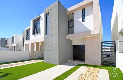 La Paz House | Stylish Townhome with Pool, Patio, and Secure Parking