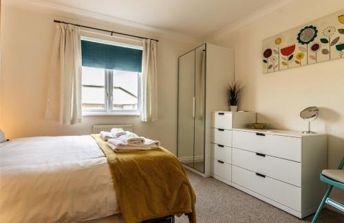 Exeter House | Stylish townhouse by the Quay with parking