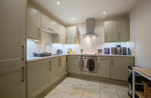 Stamford House | Stylish Townhouse, Work Desk, Fast Wi-Fi, Sleeps 6