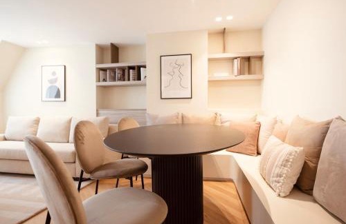 Quartier de la Place-Vendome Apartment | Stylish Triplex with Amazing Terrace near Louvre