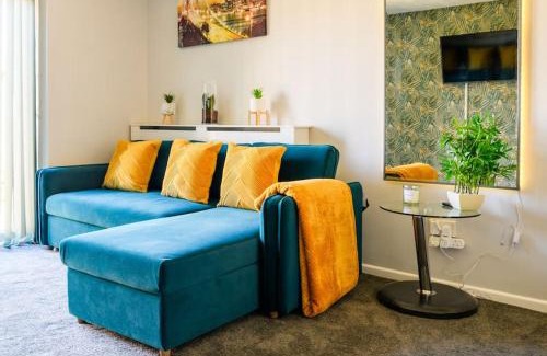Acocks Green House | Stylish Two-bed House Birmingham with Parking