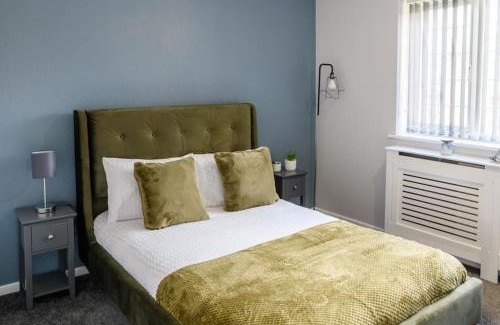 Acocks Green House | Stylish Two-bed House Birmingham with Parking