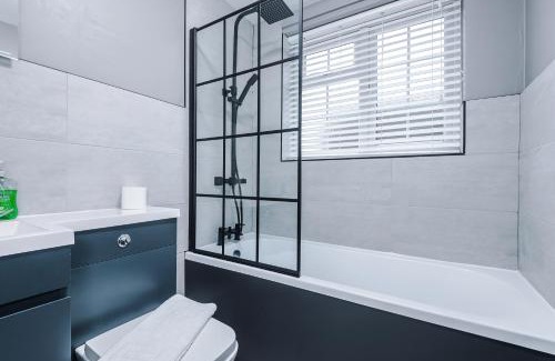 Offerton Apartment | Stylish Two Bedroom Apartment in Stockport by Eason Stays, Ideal For Business Stays and Getaways, with Free Parking