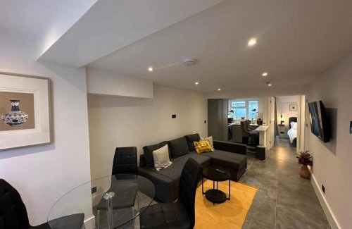 Brondesbury House | Stylish Two Bedroom House In Kilburn