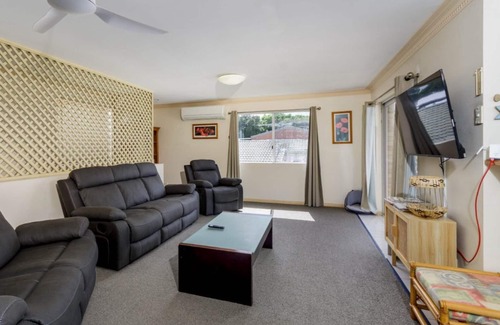 Bellara House | STYLISH UNIT OPPOSITE FORESHORE