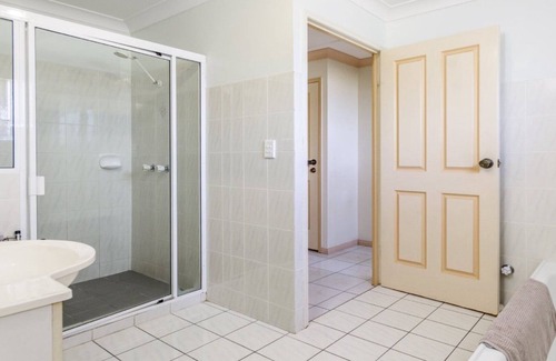 Bellara House | STYLISH UNIT OPPOSITE FORESHORE