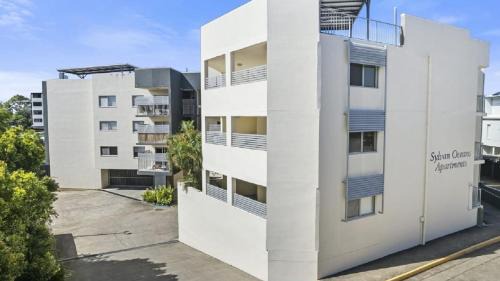 Bellara House | Stylish Unit With Water Views