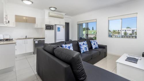 Bellara House | Stylish Unit With Water Views
