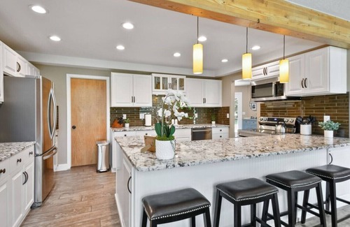South Snyderville Basin House | Stylish, Updated, and Spacious Retreat: 3,600+ Sq Ft (twice the size of most others) – Walk to Cabriolet Lift