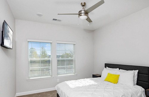Charlotte Apartment | Stylish Uptown Apartment near UNC and Charlotte Motor Speedway 8306