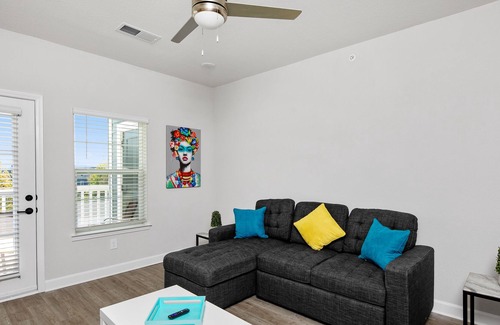 Charlotte Apartment | Stylish Uptown Apartment near UNC and Charlotte Motor Speedway 8306