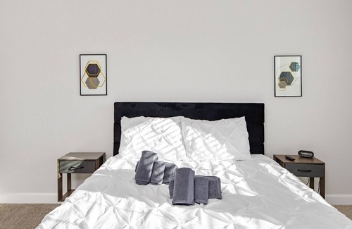 Charlotte Apartment | Stylish Uptown Loft 5 mins to Panthers Stadium, Convention Center 8305