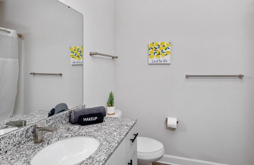 Charlotte Apartment | Stylish Uptown Loft 5 mins to Panthers Stadium, Convention Center 8305