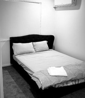 Redbank Plains House | Stylish Urban Escape 4 minutes walk to the mall
