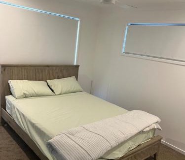 Redbank Plains House | Stylish Urban Escape 4 minutes walk to the mall