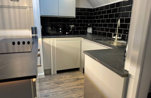 Uxbridge South Apartment | Stylish uxbridge 3 bed flat