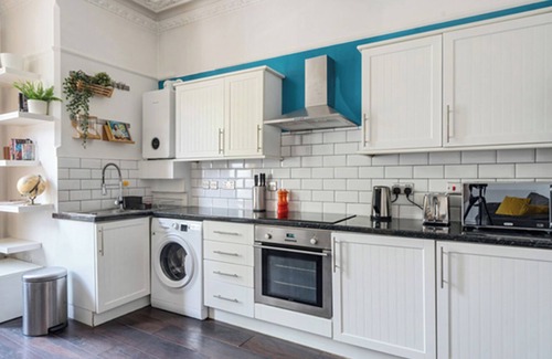 Croham House | Stylish Victorian Flat | 3 Min Walk to Station