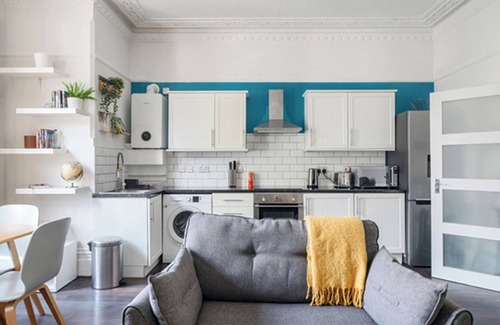 Croham House | Stylish Victorian Flat | 3 Min Walk to Station
