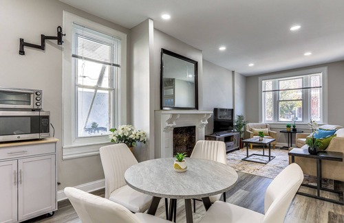 Brewerytown House | Stylish, Walkable Rowhouse Near Art Museums & Zoo!