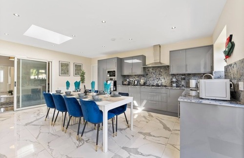 Sudbury House | Stylish Wembley Gem - Parking -Sleeps 14