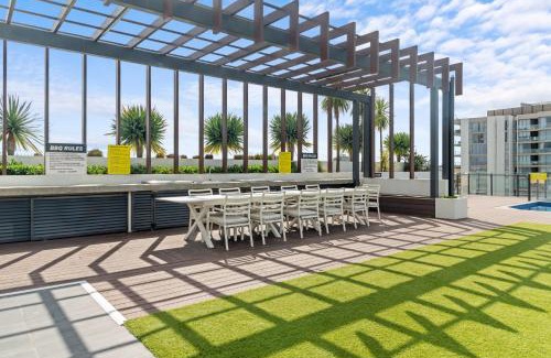 West End Apartment | Stylish West End Stay with Rooftop Pool & BBQ