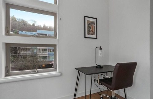 East Queen Anne House | Stylish Westlake 2BR, nr Shopping & Entertainment, by Blueground