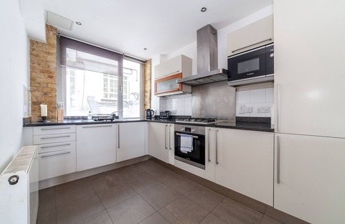 Bermondsey Apartment | Stylish with beautiful brick walls