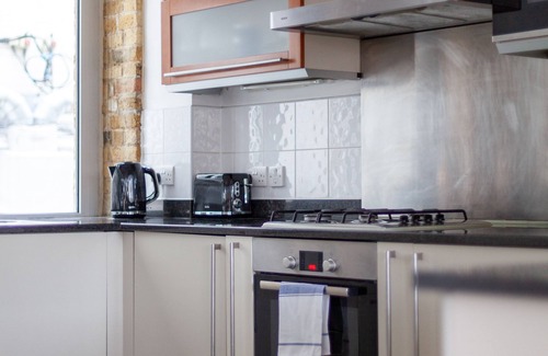 Bermondsey Apartment | Stylish with beautiful brick walls